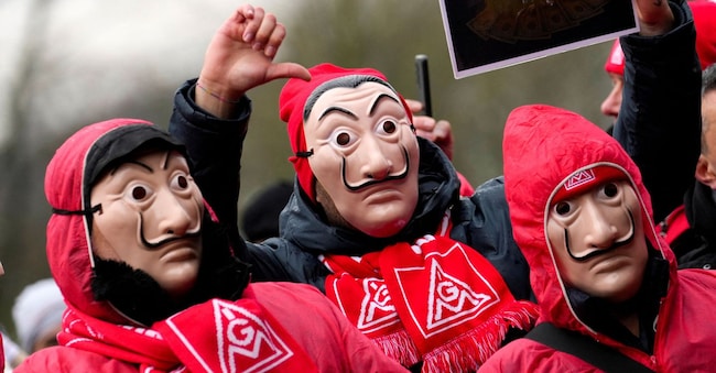 Una manifestazione del sindacato IG Metall davanti alla sede della Volkswagen, a Wolfsburg, il 9 dicembre 2024
