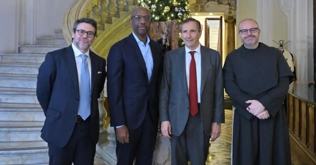 Da sinistra a destra: Paolo Boccardelli (Rettore); James Manyika (Presidente Research, Technology & Society, Google); Luigi Gubitosi (Presidente); Padre Paolo Benanti (Presidente della Commissione AI per l’informazione, Presidenza del Consiglio dei Ministri)