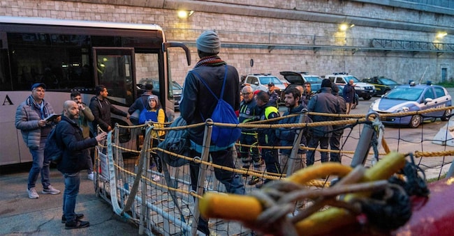 Sbarco di migranti soccorsi in acque internazionali al porto di Brindisi (Ansa)