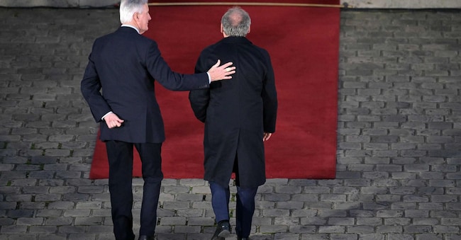 L’ex primo ministro francese Michel Barnier (a sinistra) saluta il suo successore, François Bayrou, al termine del passaggio delle consegne, il 13 dicembre 2024