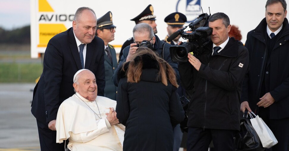 Il Papa: «L’indifferenza verso Dio cresce in Europa». Incontro con Macron ad Ajaccio in serata
