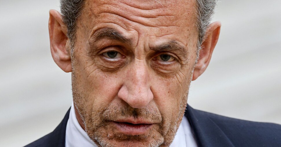 Sarkozy, condanna definitiva a un anno di braccialetto elettronico