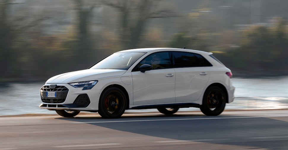 Prova Audi, la A3 Sportback diventa ibrida plug-in con 140 km di autonomia in elettrico