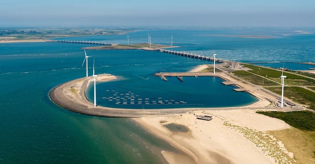 La Eastern Scheldt Barrier è un’opera di ingegneria idraulica di 9 chilometri, la più grande ed estesa barriera contro le mareggiate dei Paesi Bassi