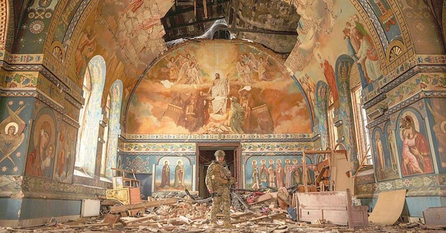 Il militare ucraino Gennadiy Yudin si trova all’interno di una chiesa ortodossa pesantemente danneggiata da un bombardamento russo a Novoekonomichne, in Ucraina, martedì 17 settembre 2024