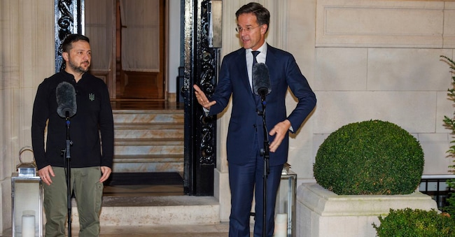 Il segretario generale della Nato Mark Rutte, 57 anni (a destra), e il presidente dell’Ucraina Volodymyr Zelensky, 46 anni parlano alla stampa a Bruxelles mercoledì 18 dicembre prima di un incontro serale con i principali alleati europei.