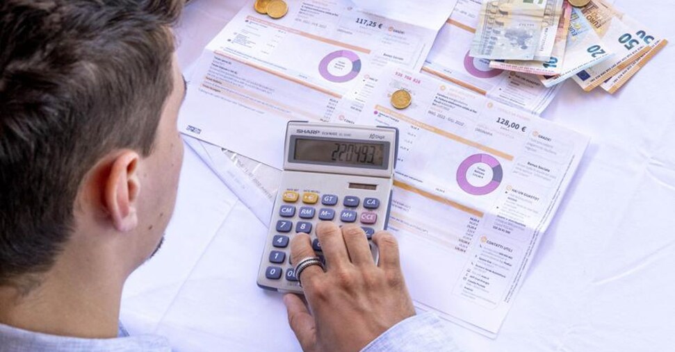 Bollette, dalla doppia conferma al ripensamento più lungo: ecco le nuove regole sui contratti Bollette, dalla doppia conferma al ripensamento più lungo: ecco le nuove regole sui contratti