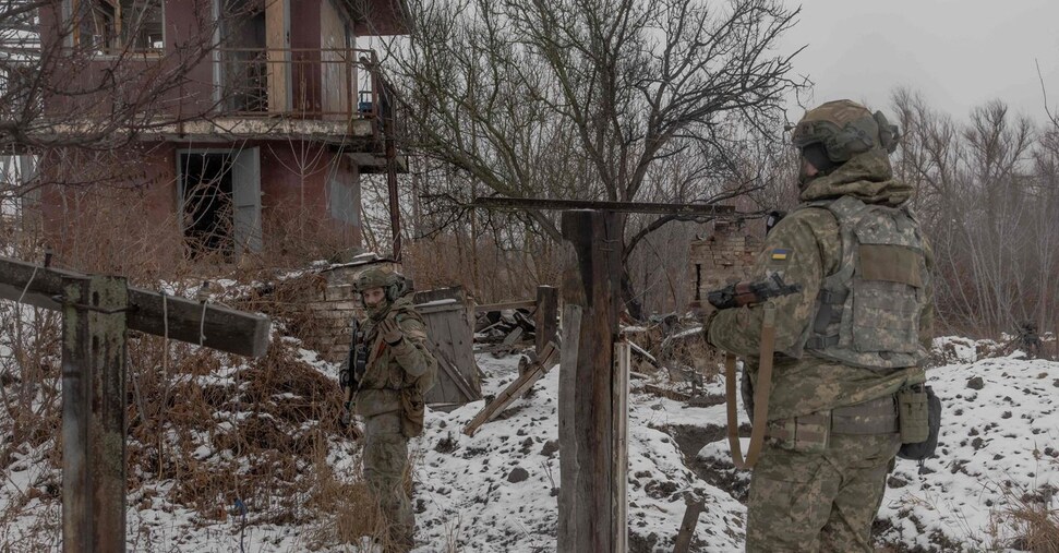 Guerra, ultime notizie – Ucraina: forti esplosioni a Kiev, 2 feriti. Putin: «Pronto a vedere Trump». Delegazione Usa incontrerà gruppo di ribelli siriani che ha spodestato Assad