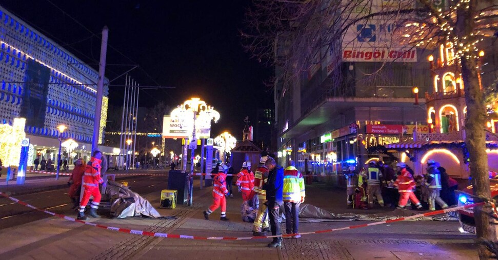 Auto sul mercatino di Natale, morti e feriti in Germania a Magdeburgo