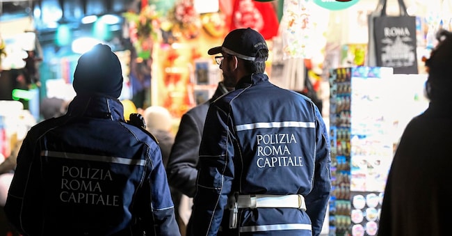 Polizia Municipale tra gli stand del mercatino natalizio di piazza Navona, Roma, 21 dicembre 2024. ///// Rome's Municipal Police among the stands of the Christmas market in Navona square in Rome, Italy 21 December 2024.  ANSA/RICCARDO ANTIMIANI