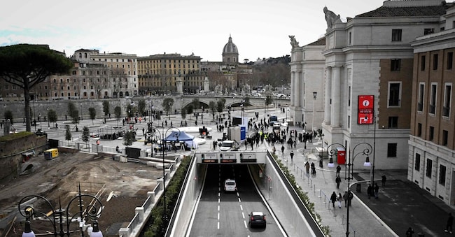Un’immagine mostra il sottopassaggio di Lungotevere in Sassia e Piazza Pia dal “Passetto di Borgo”, una passeggiata tra il Vaticano e Castel Sant’Angelo, nel giorno della sua riapertura al pubblico, il 23 dicembre 2024.. (Photo by Tiziana FABI / AFP)