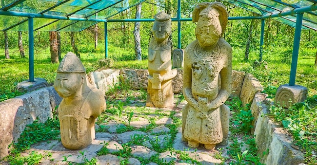L’antico santuario pagano cumano con sculture in pietra conservate del guerriero e delle donne, Pereiaslav Scansen, Ucraina