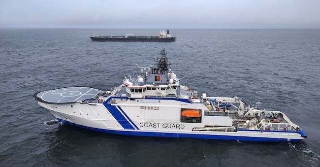La Guardia costiera finlandese tiene sotto controllo la nave sospettata di sabotaggio. (Photo by Handout / Finnish Border Guard / AFP) / RESTRICTED TO EDITORIAL USE - MANDATORY CREDIT "AFP PHOTO /Finnish Border Guard" -