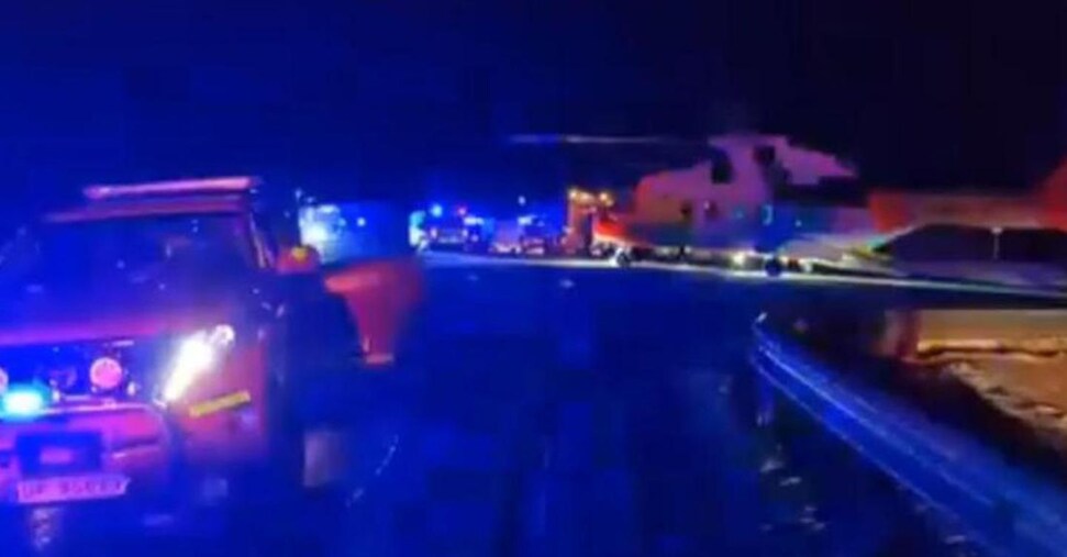 ノルウェー、バスが湖に転落「少なくとも3人死亡」