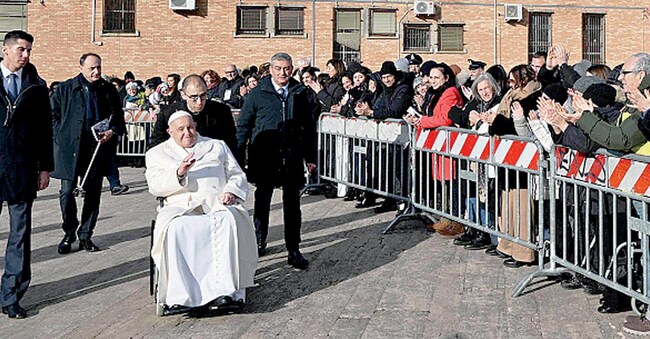 A Rebibbia. Papa Francesco nel cortile del carcere romano dove il 26 dicembre ha aperto una Porta Santa per il Giubileo: «Anche questa è una basilica, una cattedrale di dolore e di speranza». (Photo by Handout / Vatican Media / Afp)