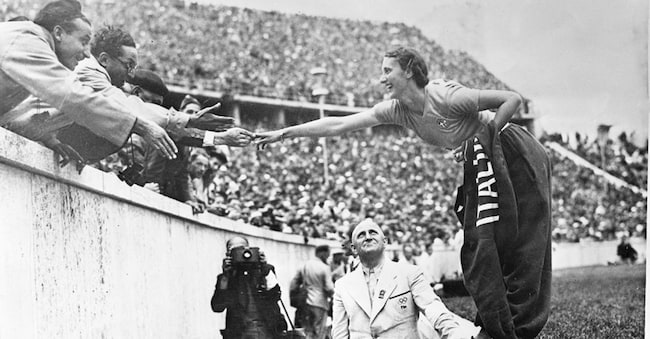 Berlino 1936. Ondina Valla ha appena vinto gli 80 ostacoli all’Olympiastadion e saluta i tifosi