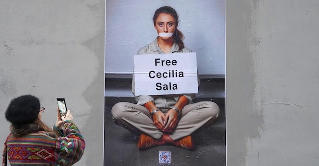 Cecilia Sala seduta a terra in manette e con un cerotto sulla bocca. È l'opera realizzata con l'intelligenza artificiale che lo street artist italiano Ozmo ha lasciato su un muro nel centro di Parigi la notte scorsa per richiamare l'attenzione sulla giornalista arrestata in Iran e detenuta nel carcere di Evin.