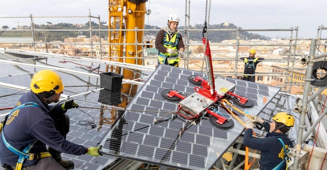 È stata conclusa a tempo di record, alla vigilia del Giubileo, la nuova copertura vetrata fotovoltaica del Cortile delle Corazze all'ingresso dei Musei Vaticani, 20 dicembre 2024. 
ANSA/ UFFICIO STAMPA ACEA 
STAMPA ANSA PROVIDES ACCESS TO THIS HANDOUT PHOTO TO BE USED SOLELY TO ILLUSTRATE NEWS REPORTING OR COMMENTARY ON THE FACTS OR EVENTS DEPICTED IN THIS IMAGE; NO ARCHIVING; NO LICENSING NPK