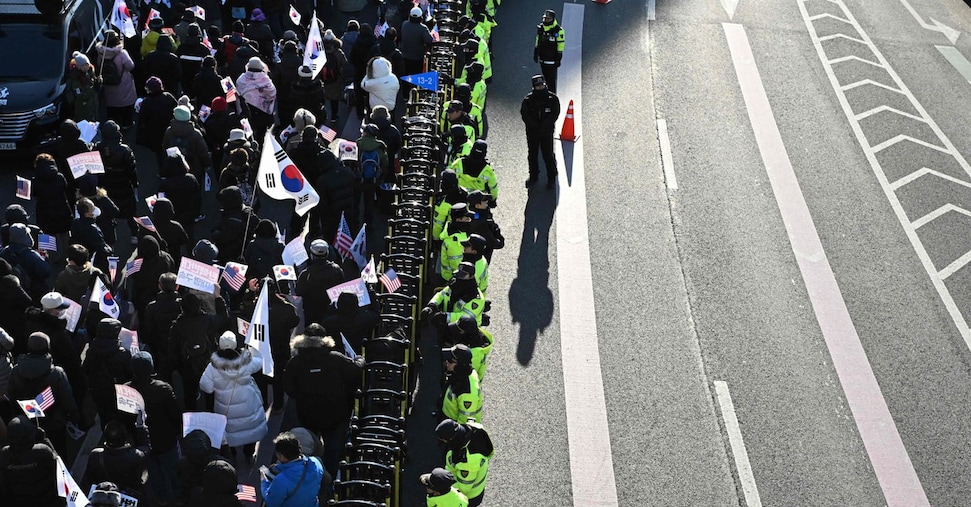 Corea del Sud, ecco come militari e sicurezza hanno impedito di arrestare Yoon Corea del Sud, ecco come militari e sicurezza hanno impedito di arrestare Yoon