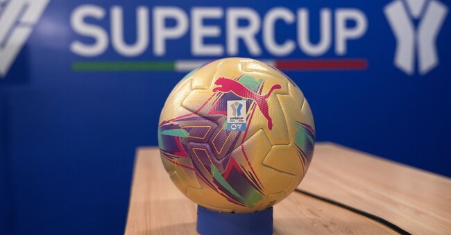 Il pallone ufficiale della partita durante la conferenza stampa della EA Sports FC Supercup 2024/2025 Milan all’Al-Awwal Park Stadium - Sport.  (Massimo Paolone/LaPresse)