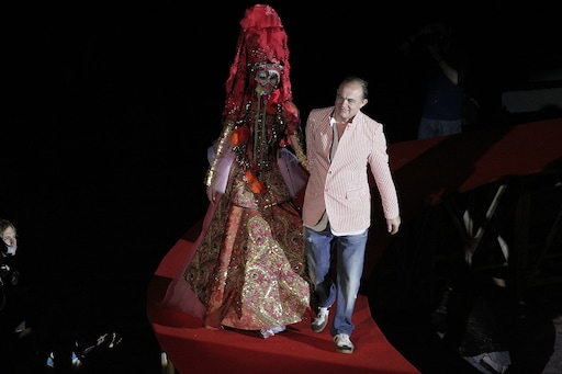 Christian Lacroix al termine di una sfilata nel 2008