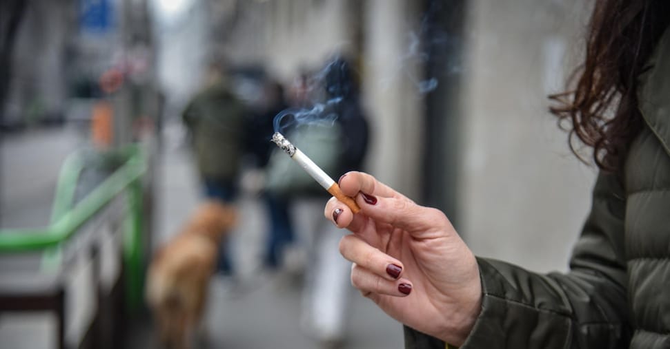 divieto di fumare a 10 metri da persone, multe o educazione al nuovo stile di vita?”