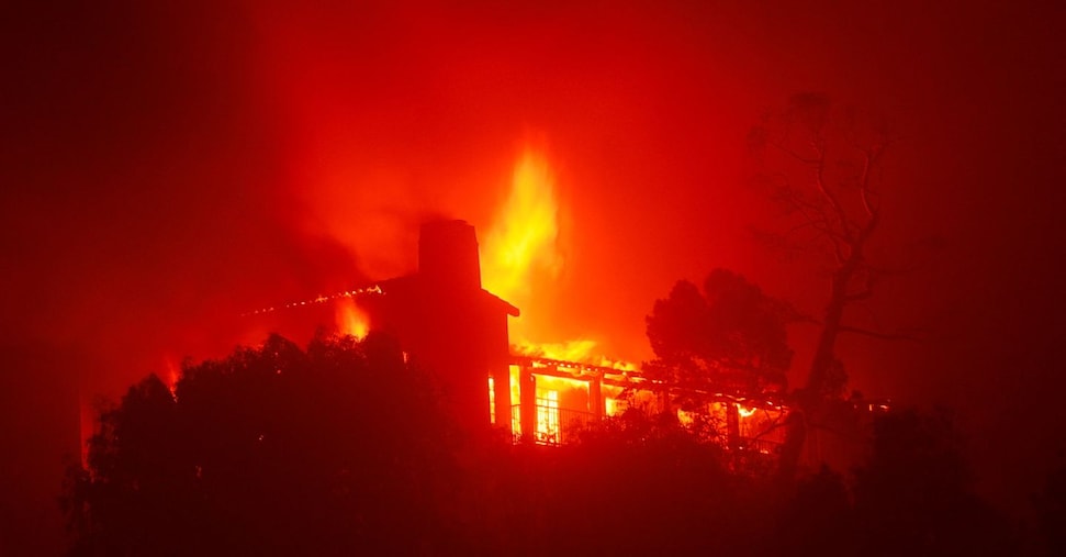 Incendio a Los Angeles, 30mila sfollati. Colpito il ricco quartiere di Pacific Palisades. I soccorsi: non riusciamo a contenerlo