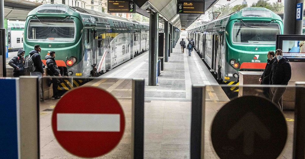 Guasto alla linea elettrica, a Milano circolazione dei treni sospesa con ritardi fino a 160 minuti Guasto alla linea elettrica, a Milano circolazione dei treni sospesa con ritardi fino a 160 minuti