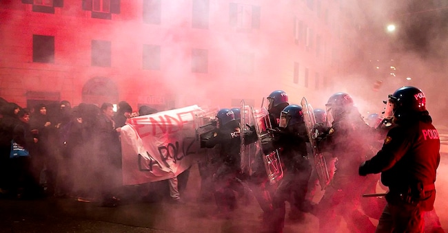 Scontri tra manifestanti e forze dell'ordine durante la manifestazione per Ramy Elgaml, nel quartiere di San Lorenzo, Roma, 11 gennaio 2025. ANSA/ANGELO CARCONI