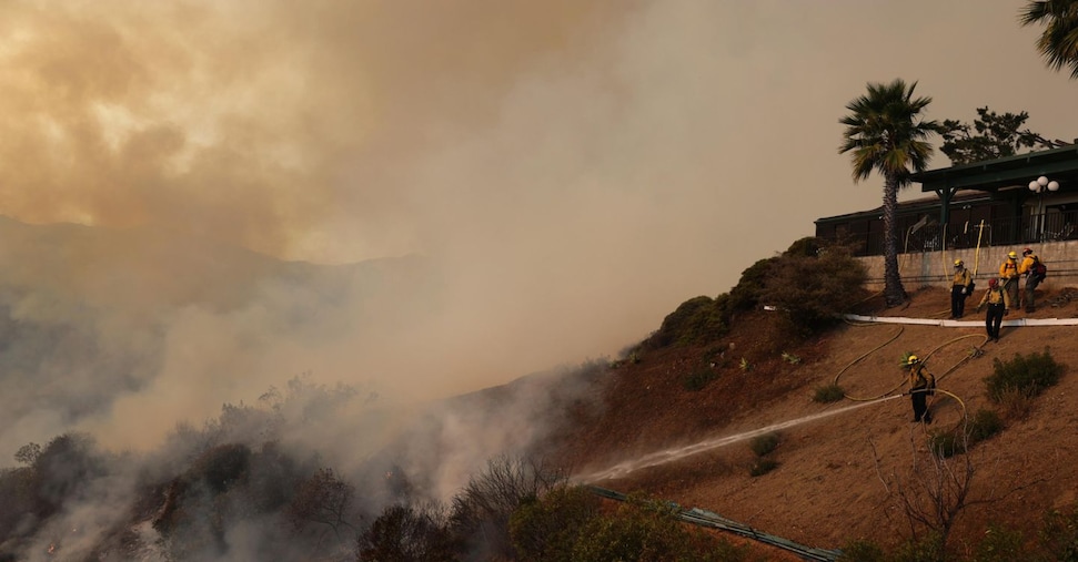Incendi Los Angeles, tornano i venti di Santa Ana. 13 morti e 153mila evacuati