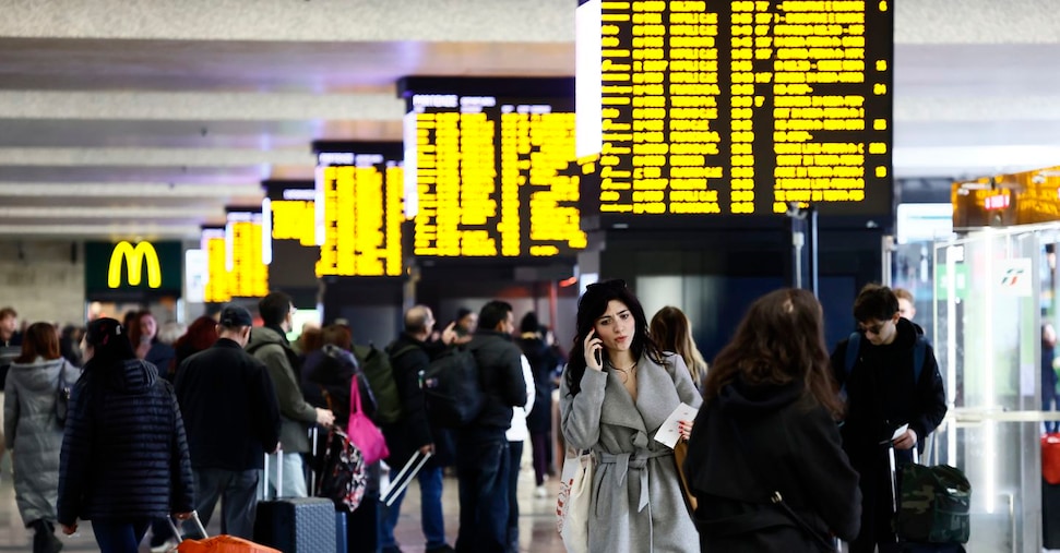Caos treni, ritorno alla regolarità. Ma ora si pensa al cambio vertici di Trenitalia Caos treni, ritorno alla regolarità. Ma ora si pensa al cambio vertici di Trenitalia