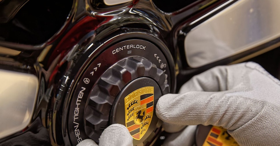 Porsche in caduta libera in Cina. Per Bmw calo globale del 4%