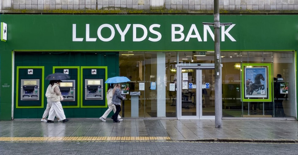 Banche e smart working: Lloyds taglia i bonus a chi non torna in ufficio