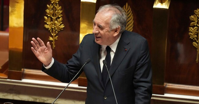 Il primo ministro francese François Bayrou all’Assemblée Nationale mentre descrive la politica generale del suo Governo