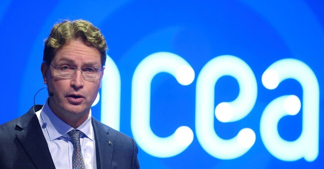 Ola Källenius, ceo di Mercedes-Benz e nuovo presidente dell’Associazione europea dei costruttori di automobili (Aceo), parla durante la conferenza stampa a Bruxelles. REUTERS/Johanna Geron