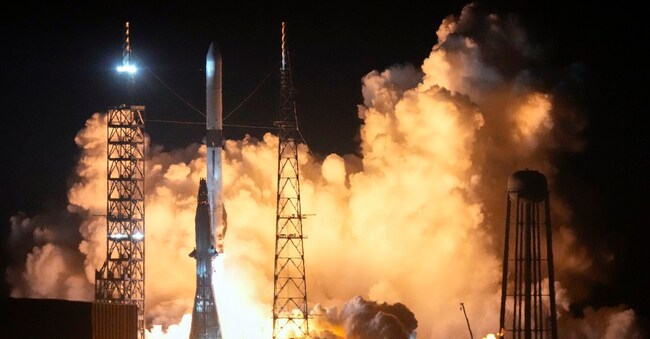 Il razzo New Glenn di Blue Origin decolla dal Complesso di Lancio 36 della Stazione Spaziale di Cape Canaveral. (AP Photo/John Raoux)