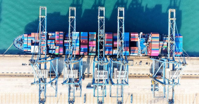Una nave container nel porto di Qingdao, in Cina (AFP)