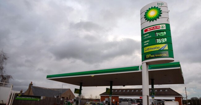 L’’insegna della BP, in una stazione di servizio. REUTERS/Phil Noble/File Photo
