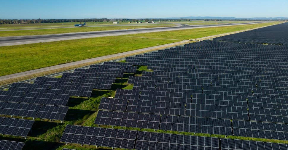Adr lancia a Fiumicino la Solar Farm: ecco il più grande impianto fotovoltaico aeroportuale in Europa Adr lancia a Fiumicino la Solar Farm: ecco il più grande impianto fotovoltaico aeroportuale in Europa
