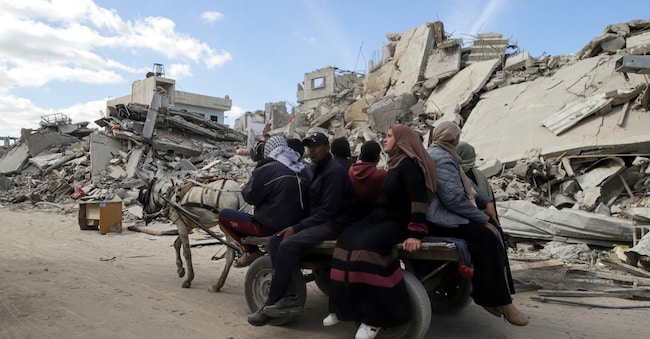 Palestinesi sfollati tornano a Rafah, un giorno dopo l’entrata in vigore dell’accordo di cessate il fuoco tra Israele e Hamas, Striscia di Gaza.
