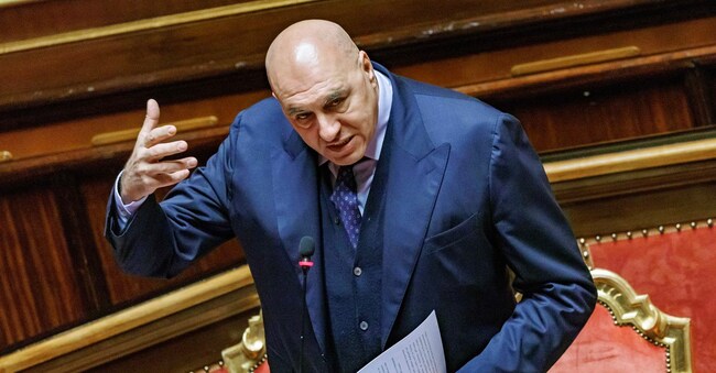 Il ministro della Difesa Guido Crosetto nell’aula del Senato durante le comunicazioni sulla proroga dell'autorizzazione alla cessione di mezzi, materiali ed equipaggiamenti militari all’Ucraina.