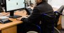 LAVORO D'UFFICIO CATEGORIE PROTETTE CATEGORIA PROTETTA DISABILE DISABILITA' DISABILI LAVORATORE LAVORATORI PC COMPUTER POSTAZIONE SEDIA A ROTELLE OCCUPAZIONE