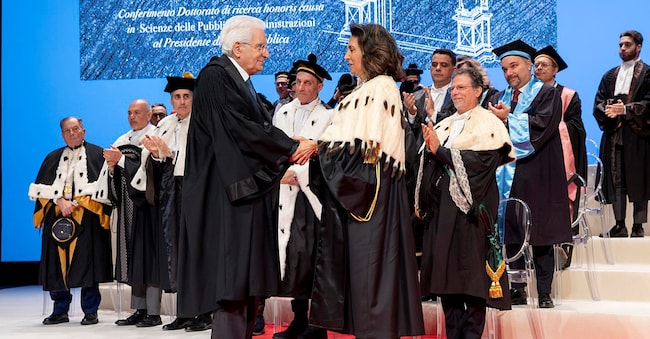 Il Presidente della Repubblica Sergio Mattarella con la rettrice di Messina Giovanna Spatari in occasione della cerimonia di inaugurazione dell’anno accademico 2024/2025 dell’Università degli Studi di Messina e al conferimento del Dottorato honoris causa in Scienze delle Pubbliche Amministrazioni al Presidente della Repubblica. (ANSA/US QURINALE/PAOLO GIANDOTTI)