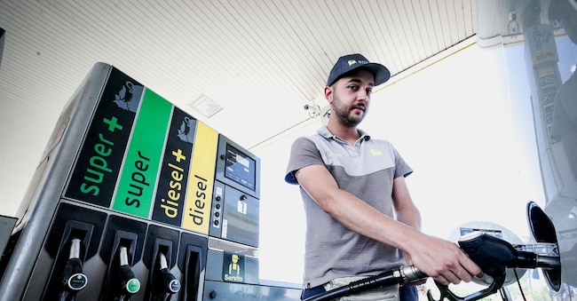 Un benzinaio in una stazione di servizio dell'autostrada, Torino, 27 luglio 2023. Nuovo giro di rialzi per benzina e gasolio per i prezzi consigliati dei maggiori marchi, e rialzi anche per i prezzi delle pompe bianche. ANSA/TINO ROMANO (benzina, benzinaio, prezzi, lavoro, generica, simbolica, automobile, servito)