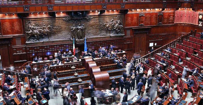 CAMERA DEI DEPUTATI  BANCHI PARLAMENTO MONTECITORIO  AULA   SEGGI VOTAZIONI  PARLAMENTARE PARLAMENTARI  EMICICLO MONTECITORIO