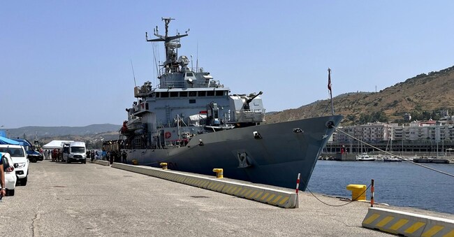 La nave Cassiopea della Marina militare nel porto di Reggio Calabria