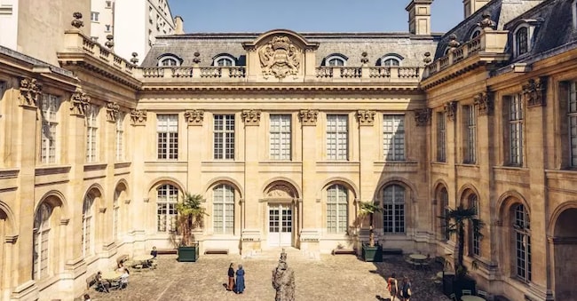 Il cortile del Musée d’art et d’histoire du Judaïsme a Parigi