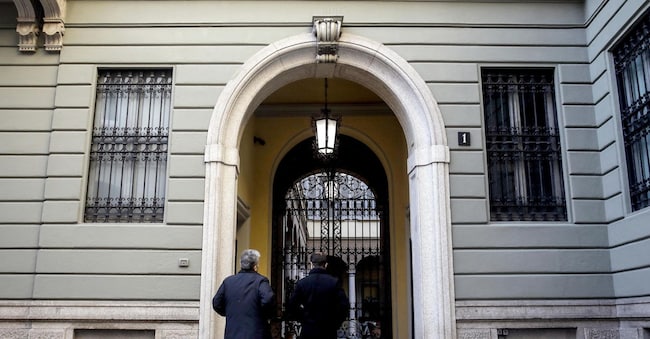 Il palazzo che ospita la sede di Mediobanca Premier in piazzetta Enrico Cuccia a Milano, 24 gennaio 2025. ANSA/MOURAD BALTI TOUATI