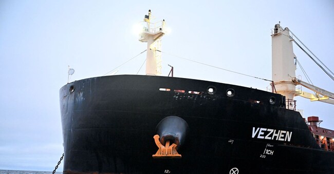 La nave cargo Vezhen è ancorata per essere esaminata dalle autorità svedesi fuori Karlskrona, Svezia, 27 gennaio 2025. Secondo i siti di tracciamento, la nave ha superato l’area del cavo in fibra lettone danneggiato nella zona economica svedese al largo di Gotland domenica. Agenzia di stampa TT/Johan Nilsson via