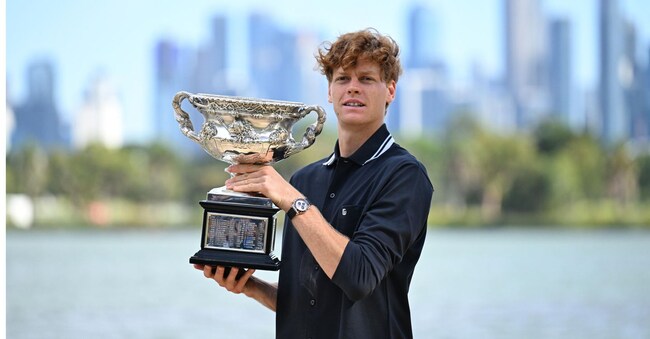 Jannik Sinner in posa con il trofeo degli Australian Open di tennis 